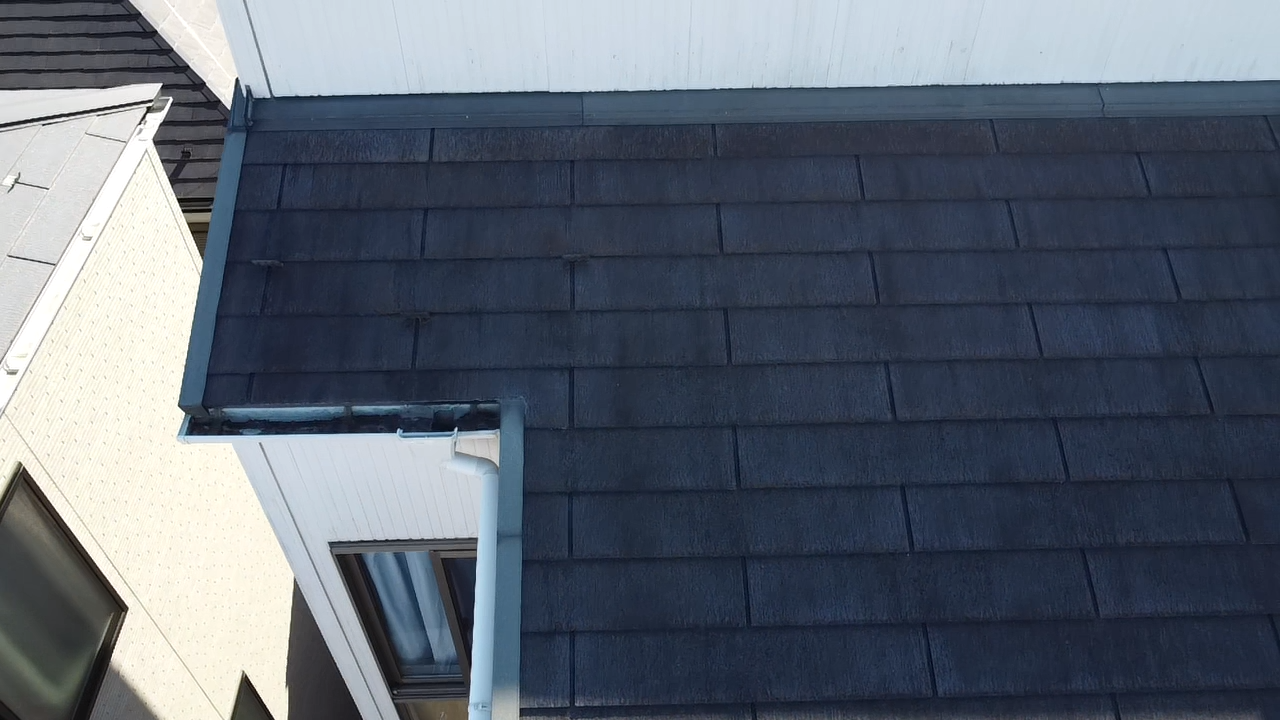 さいたま市中央区にて築年数が気になり点検。屋根の苔と外壁継ぎ目の変色は塗装の合図です