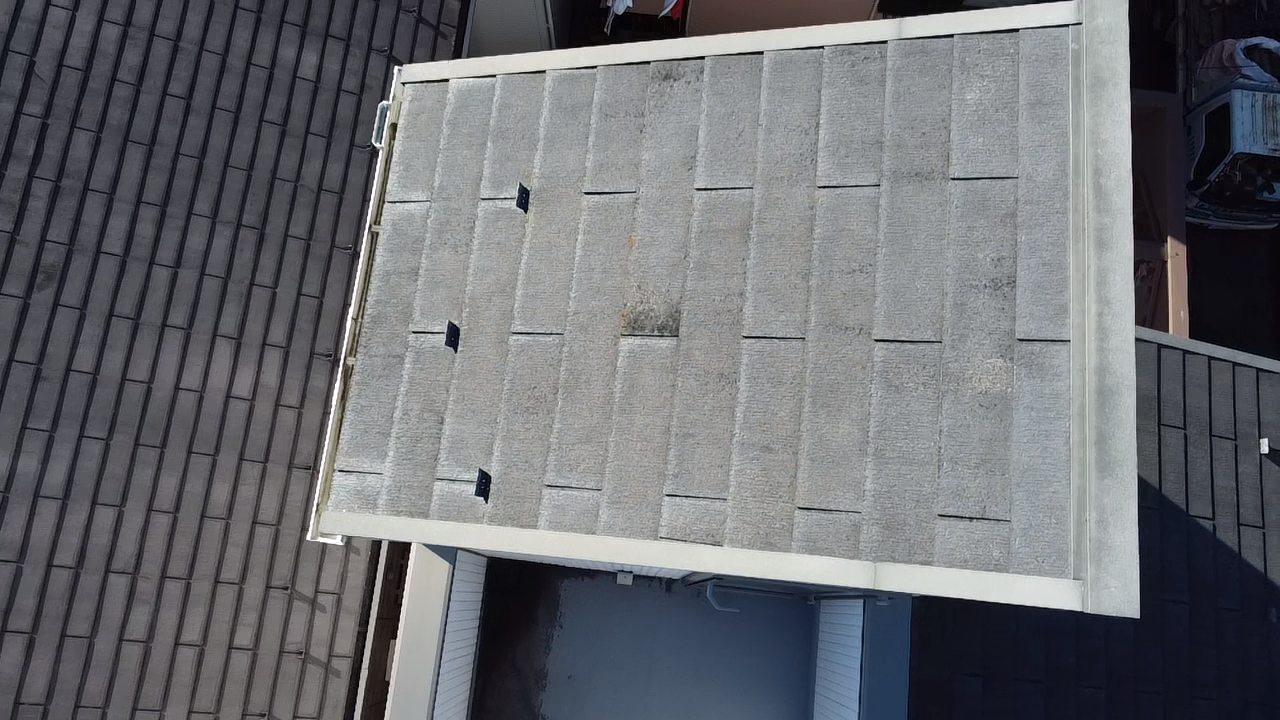 スレート屋根に色褪せと苔が発生