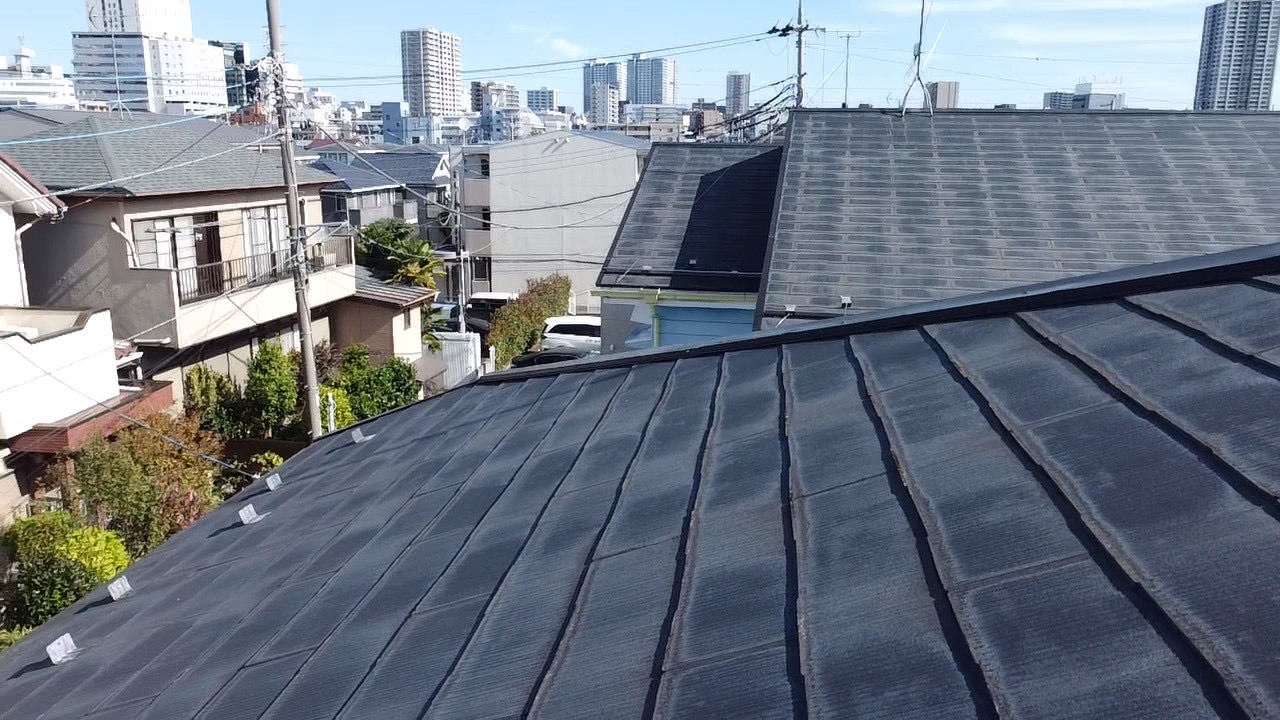 色褪せ範囲がくっきりわかるスレート屋根