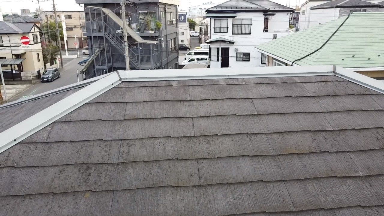 黒いスレート屋根