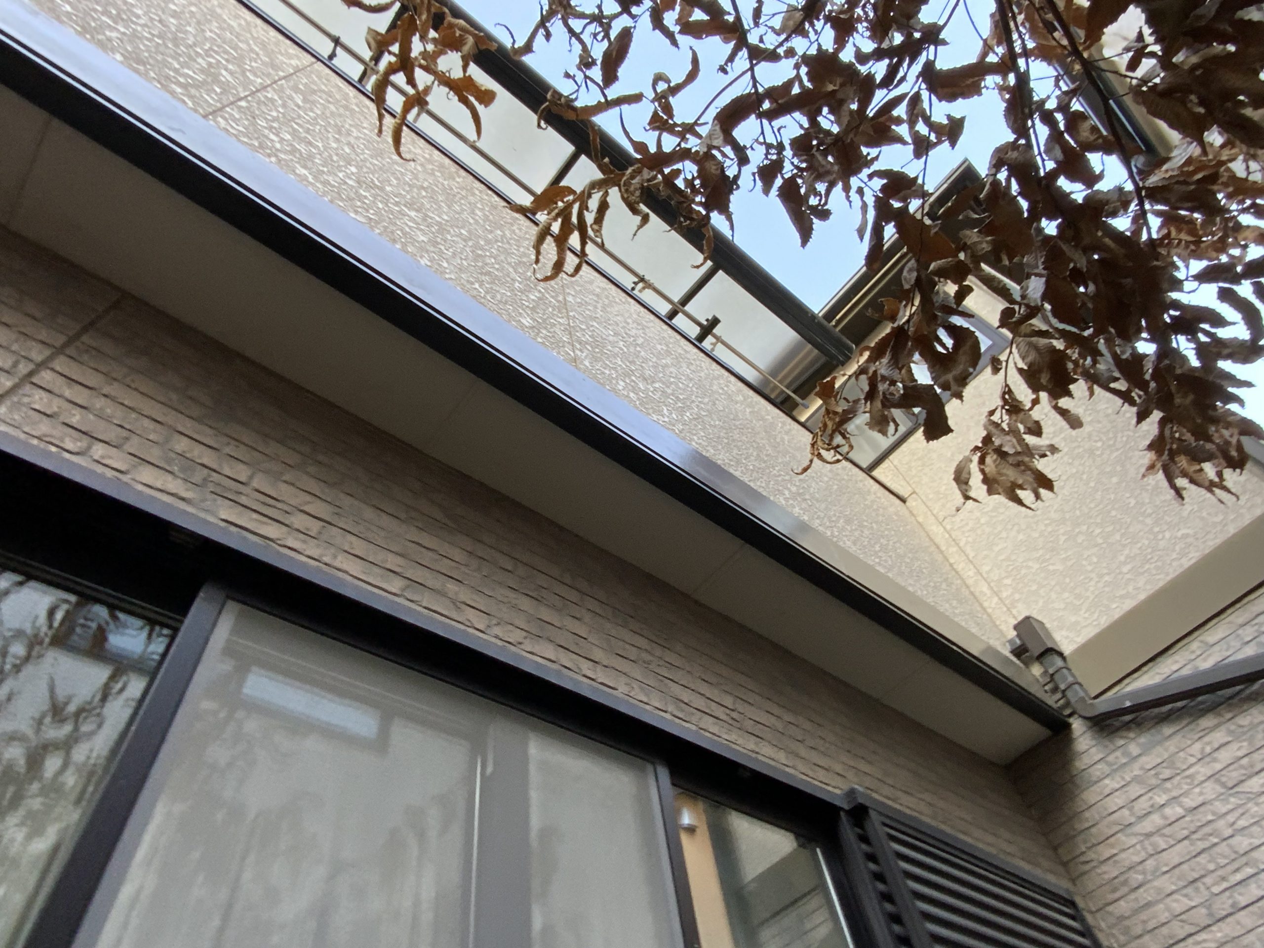 掃出し窓上の軒天を斜めから撮影