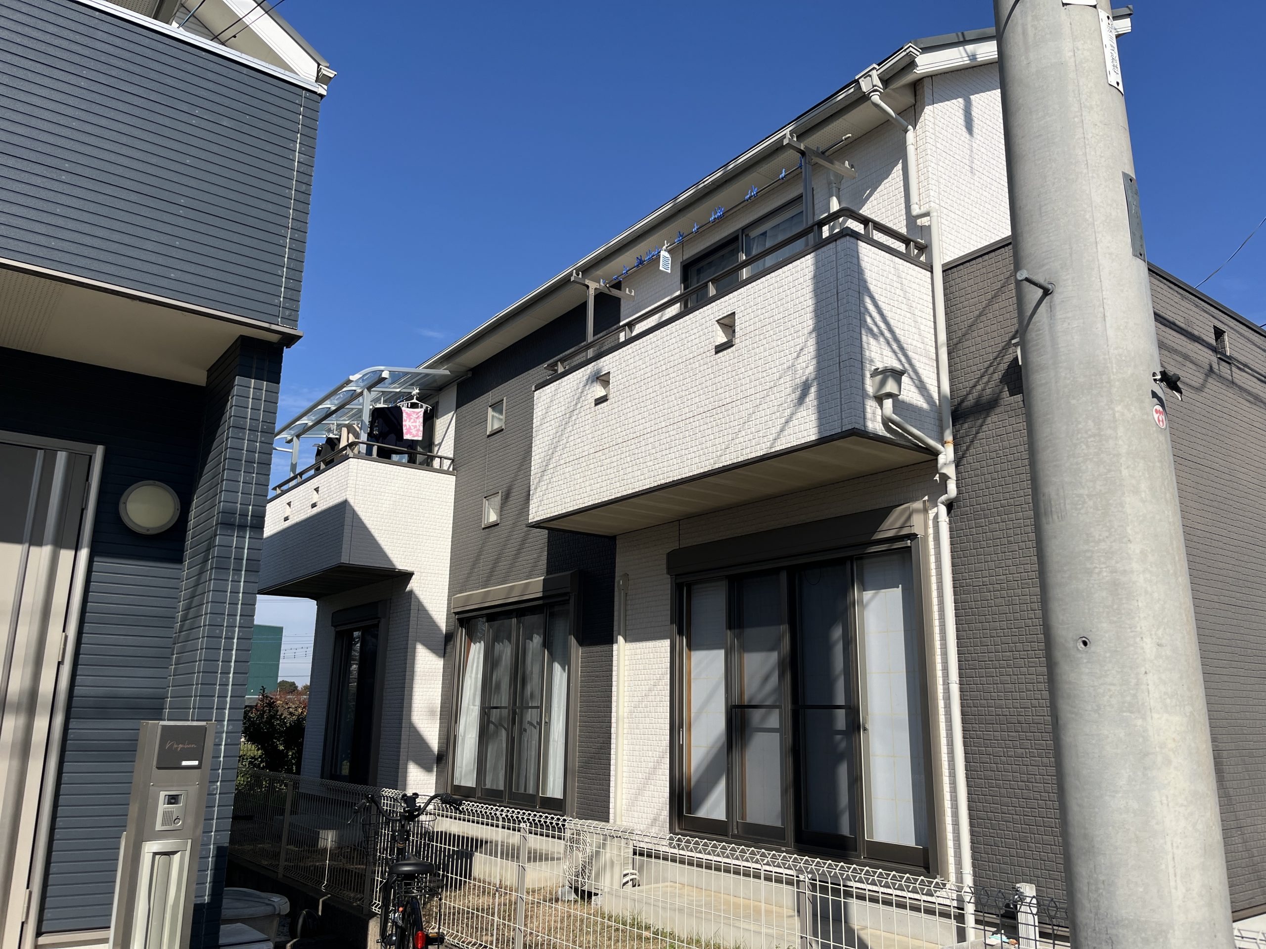 白と黒のサイディング