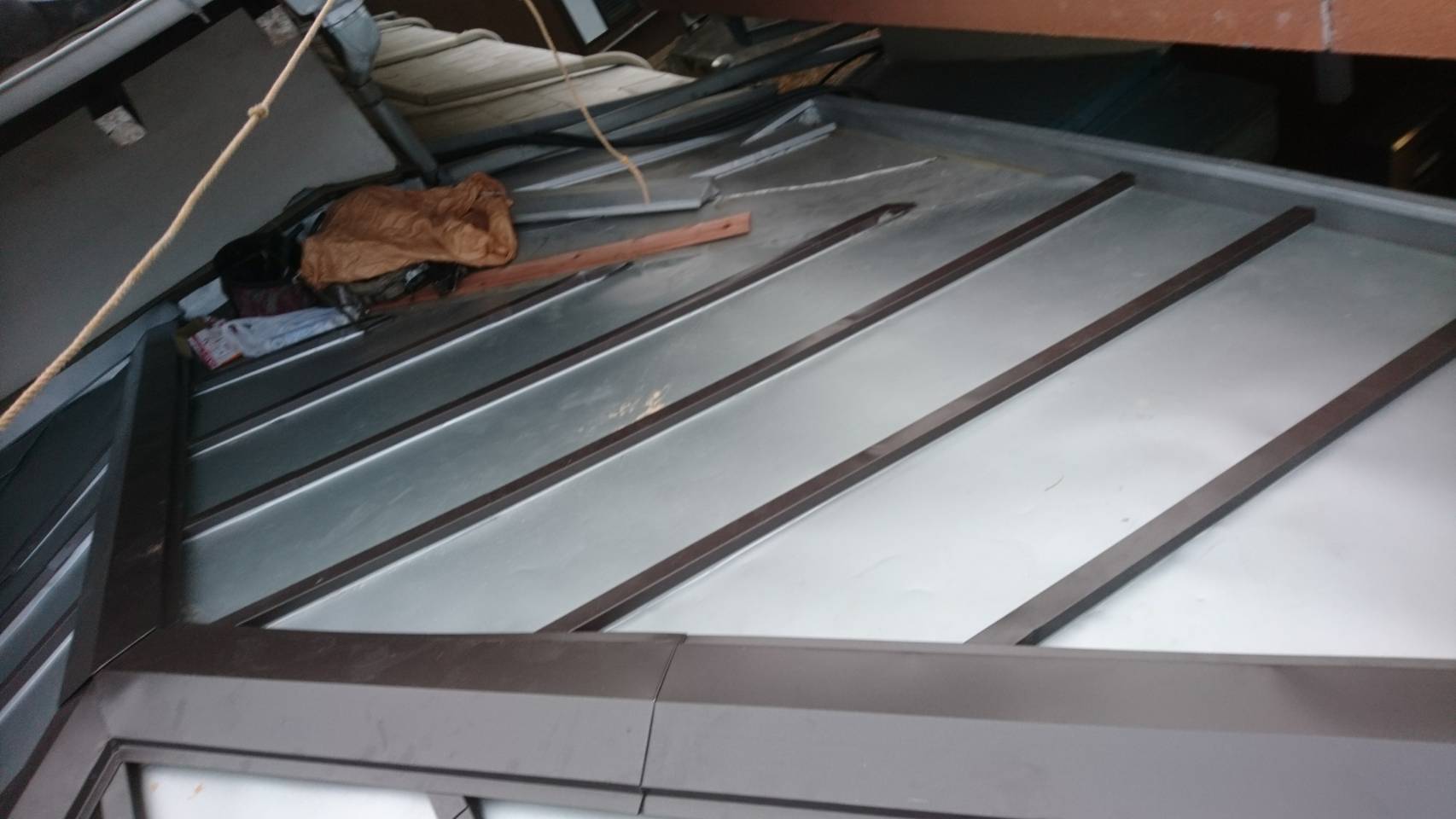 端部の仕上がりと施工中の資材配置