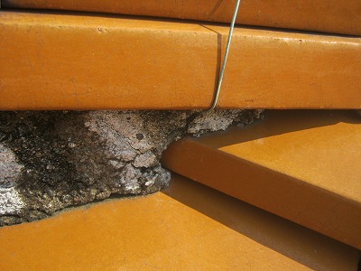 屋根・棟瓦下漆喰酸化