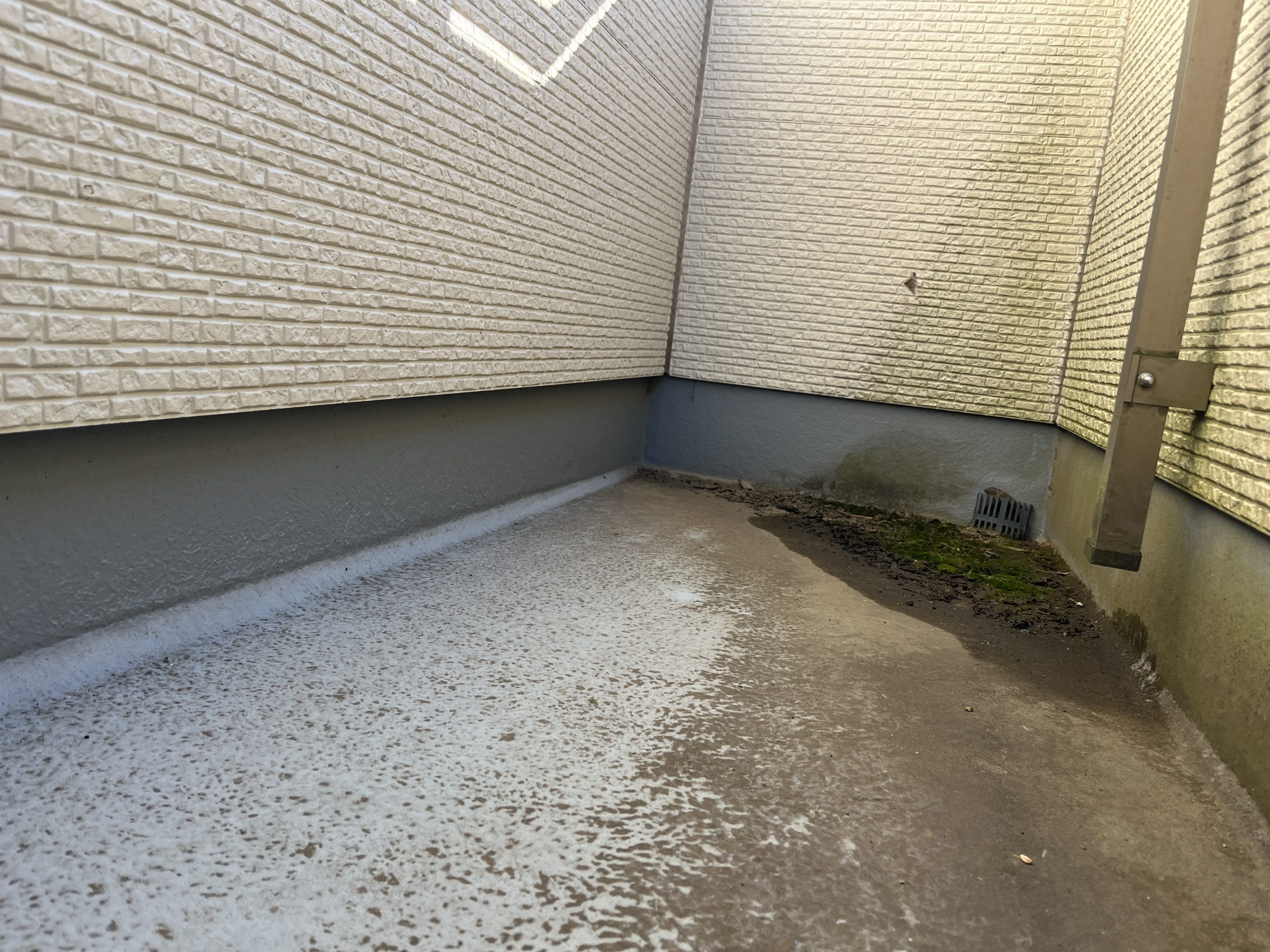 バルコニー土間の汚れと水はけの状態