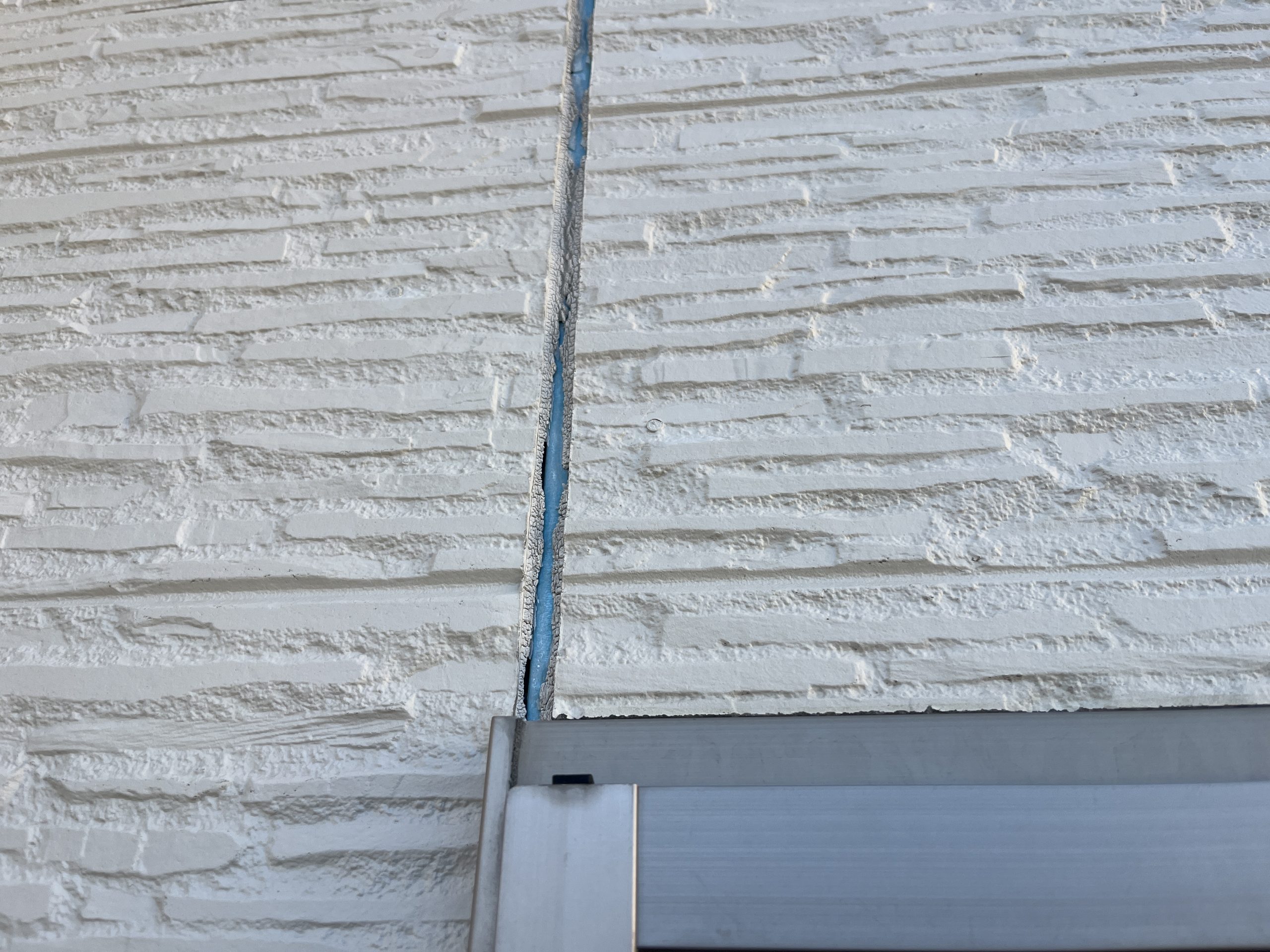 さいたま市桜区のお宅で外壁コーキングの剥がれとバルコニー床の劣化を調査