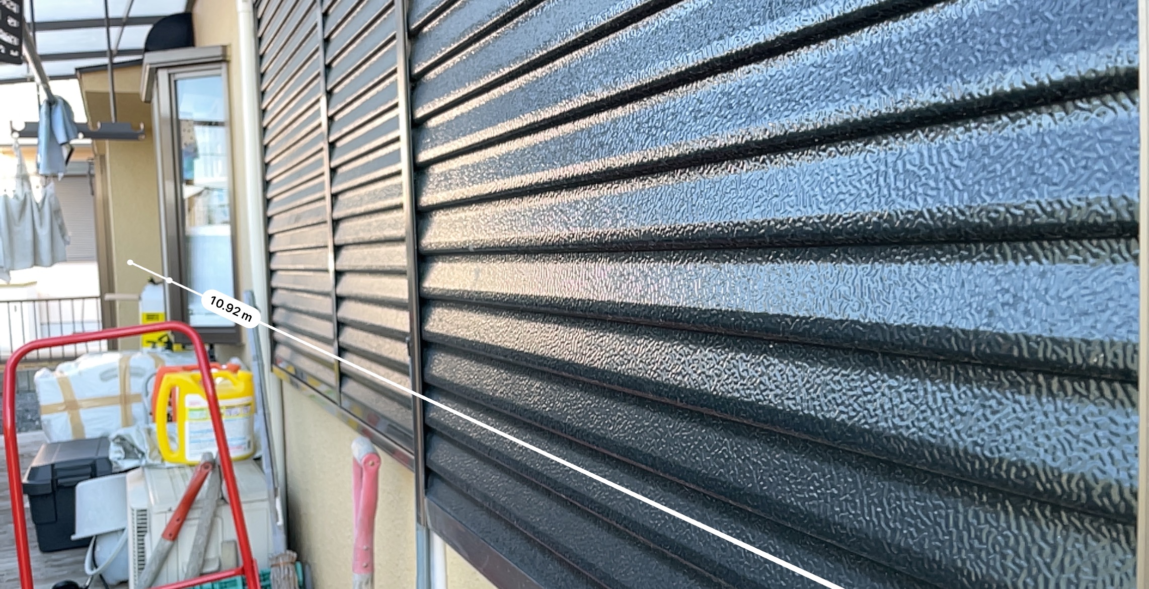 外壁の面積を出すために建物測定中