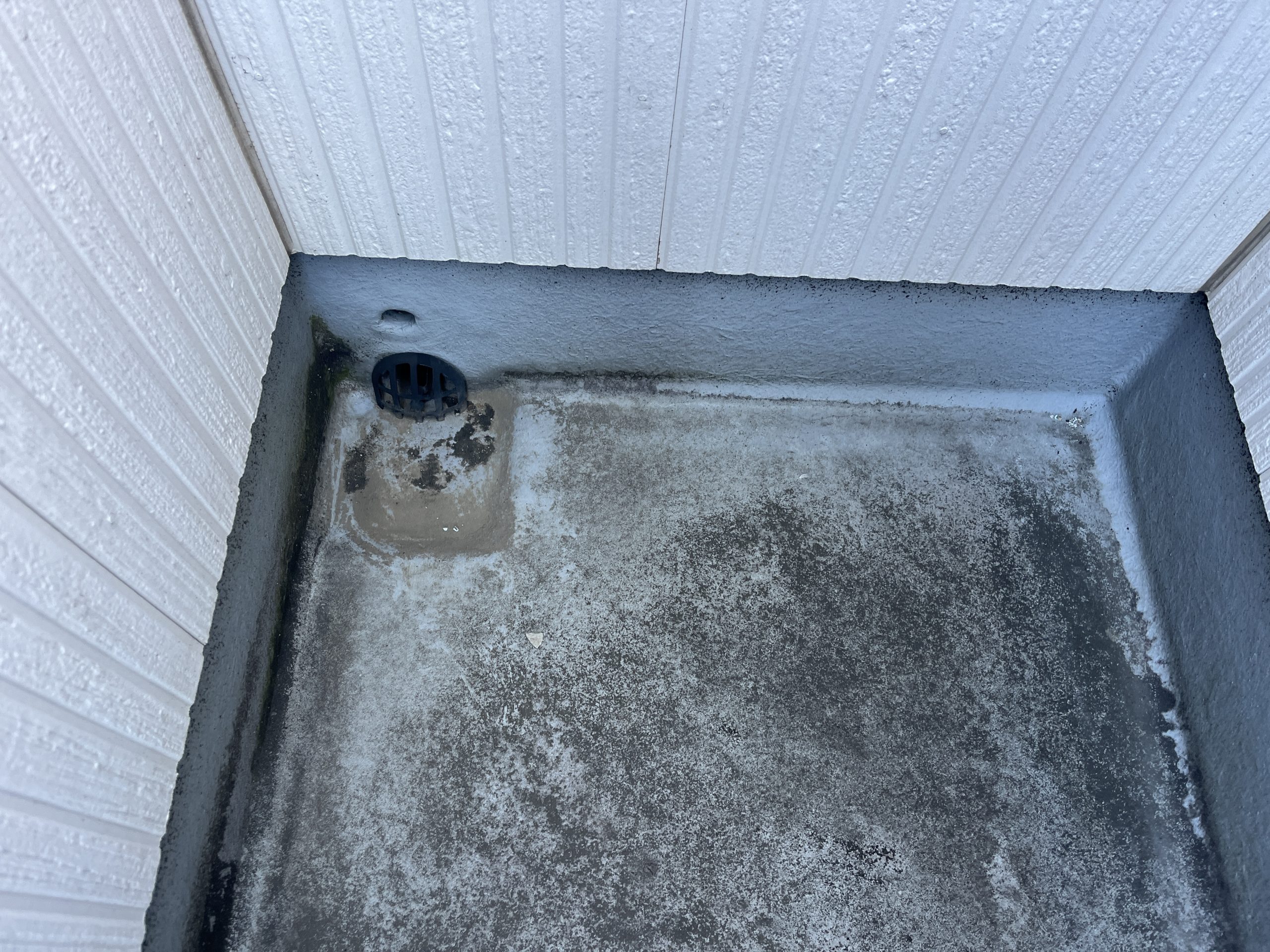 汚れがこびりついたバルコニーの床