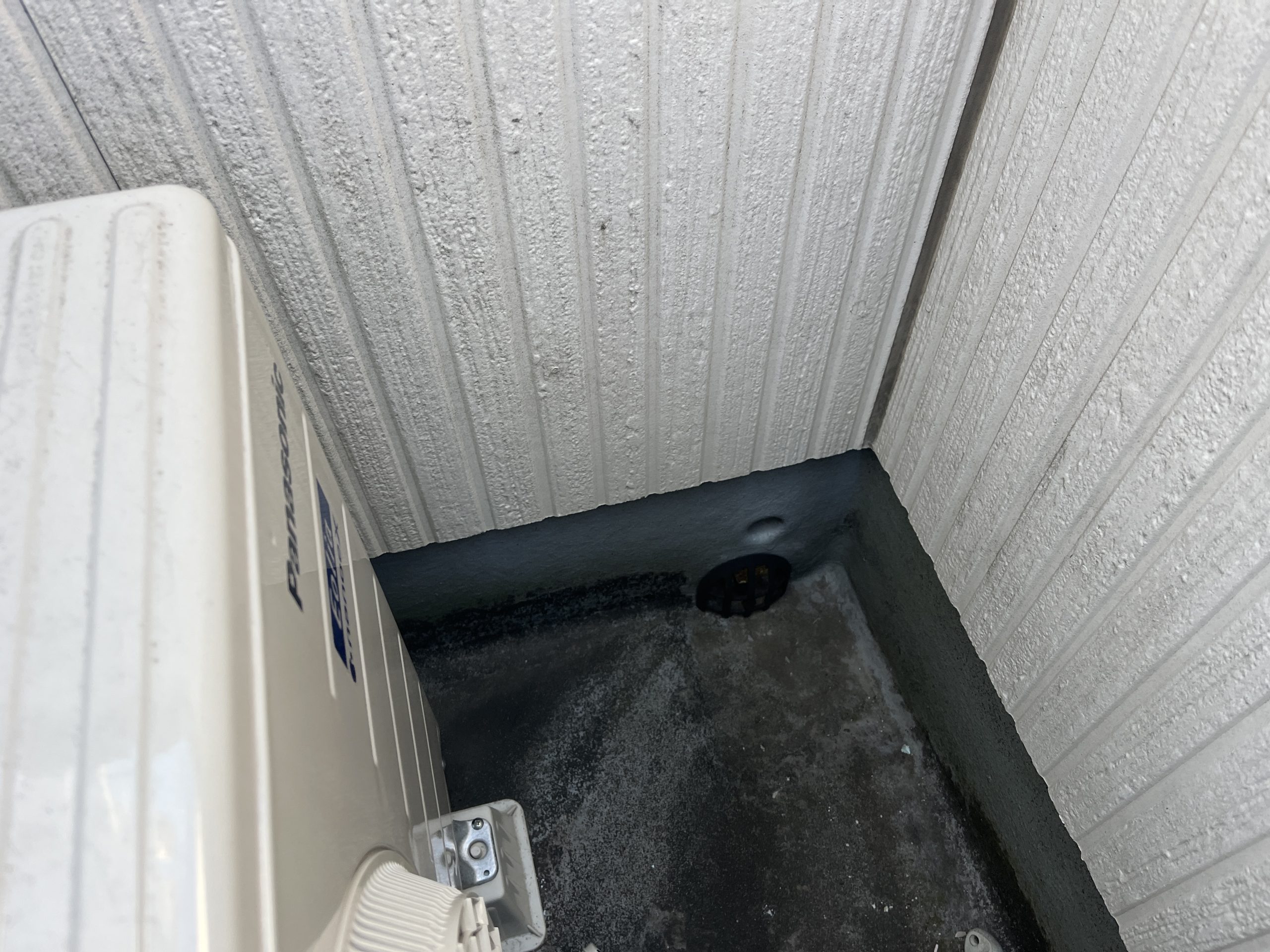 シーリングが黒ずんだバルコニーの白い外壁