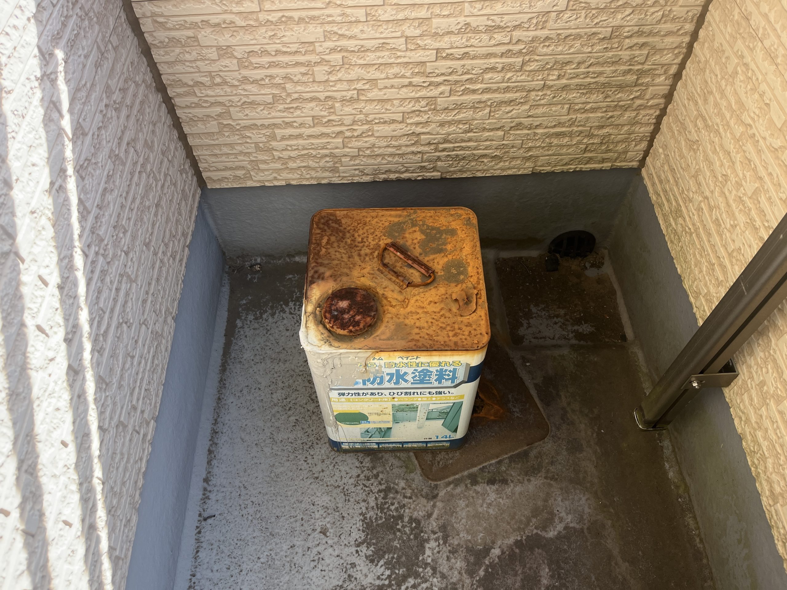 バルコニーに堆積した汚れ