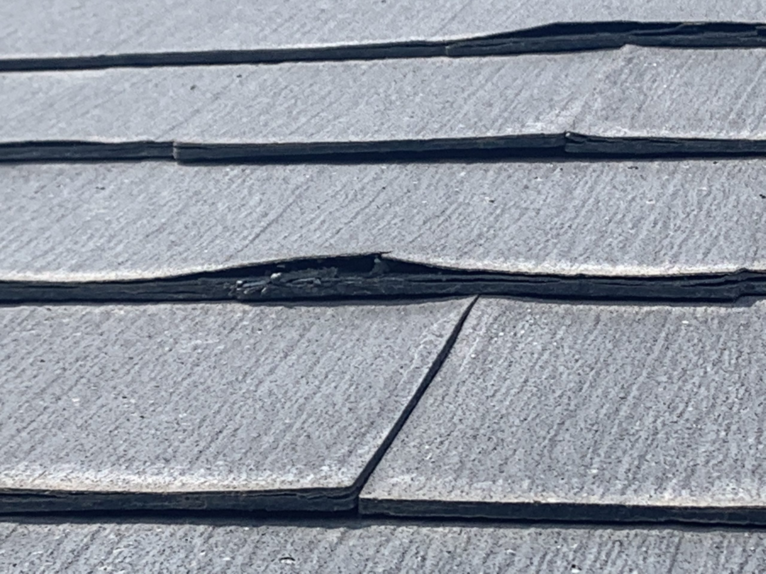 屋根材の割れと段差の発生