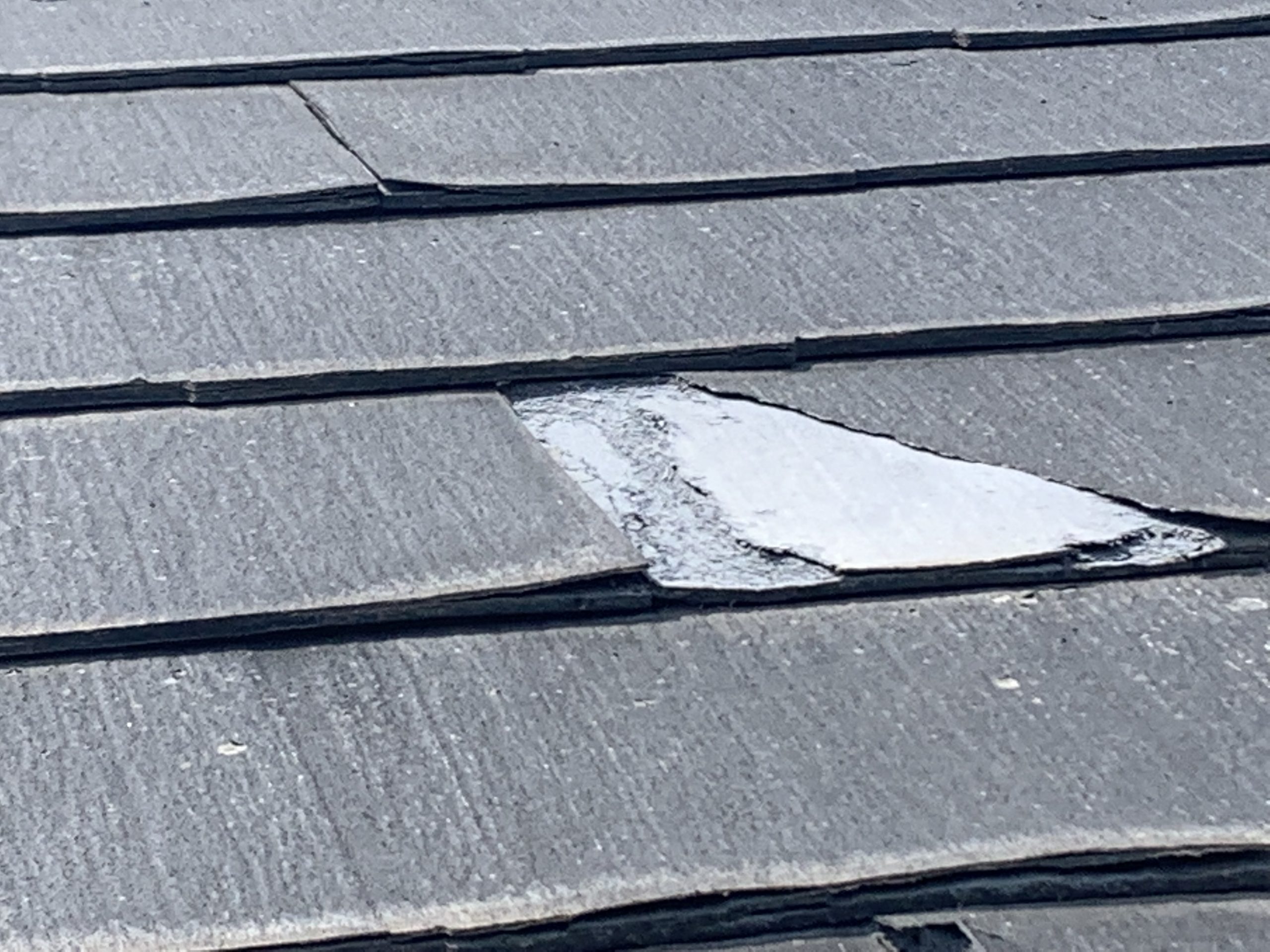 もう一か所の補修跡と屋根材の反り