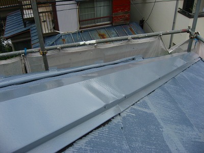 さいたま市南区にて屋根棟板金の隙間の発生の補修を行いました