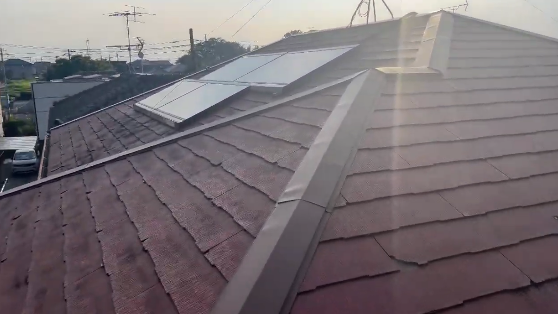 欠けや色褪せが発生しているスレート屋根