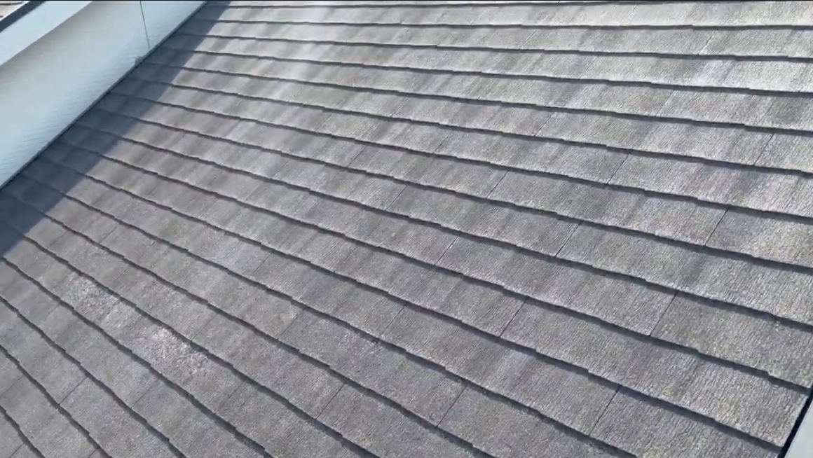 【さいたま市西区】時期的なメンテナンスで無料点検。紫外線で色褪せたスレート屋根と苔を発見