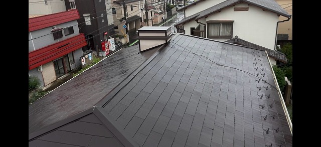 さいたま市浦和区で屋根点検！雨の日に分かる雨樋とカラーベスト屋根の状態