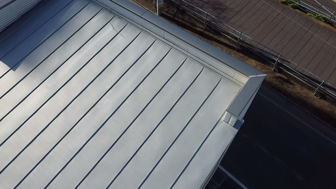 金属屋根を見下ろした写真