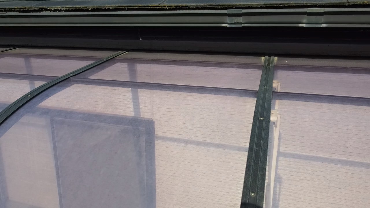 テラス屋根の劣化を確認するために近づいた写真