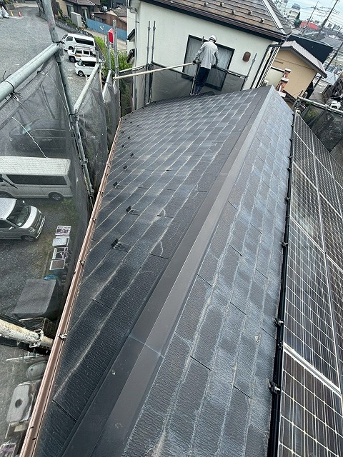 太陽光パネルが設置されたスレート屋根