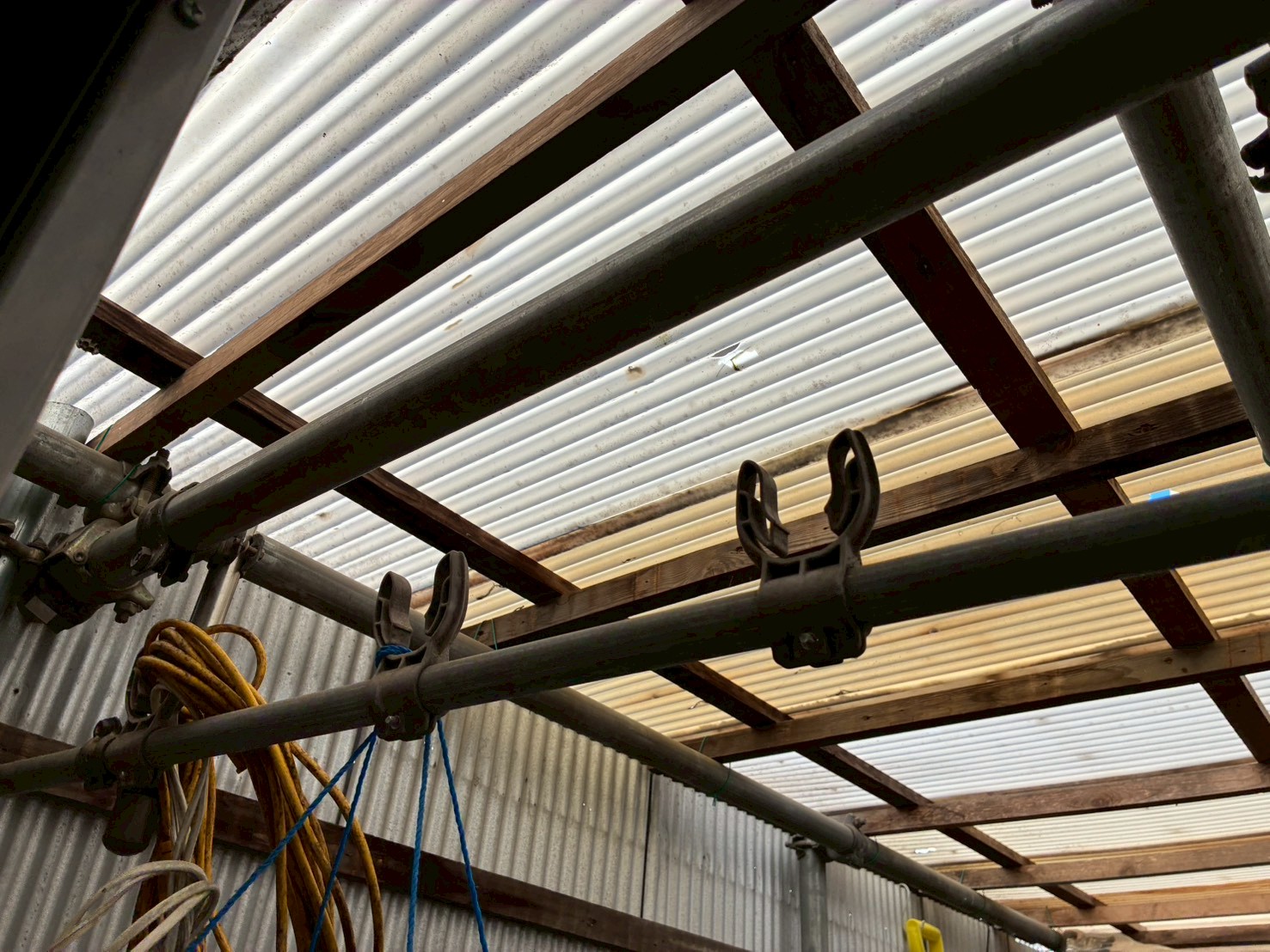 変色した波板に雹で穴が空いた