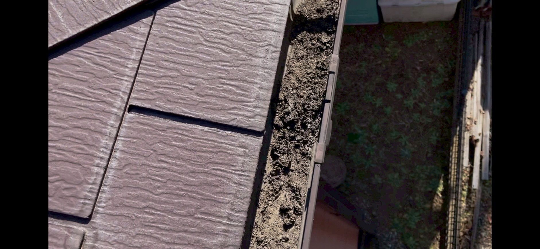 土のような汚れが溜まった軒とい