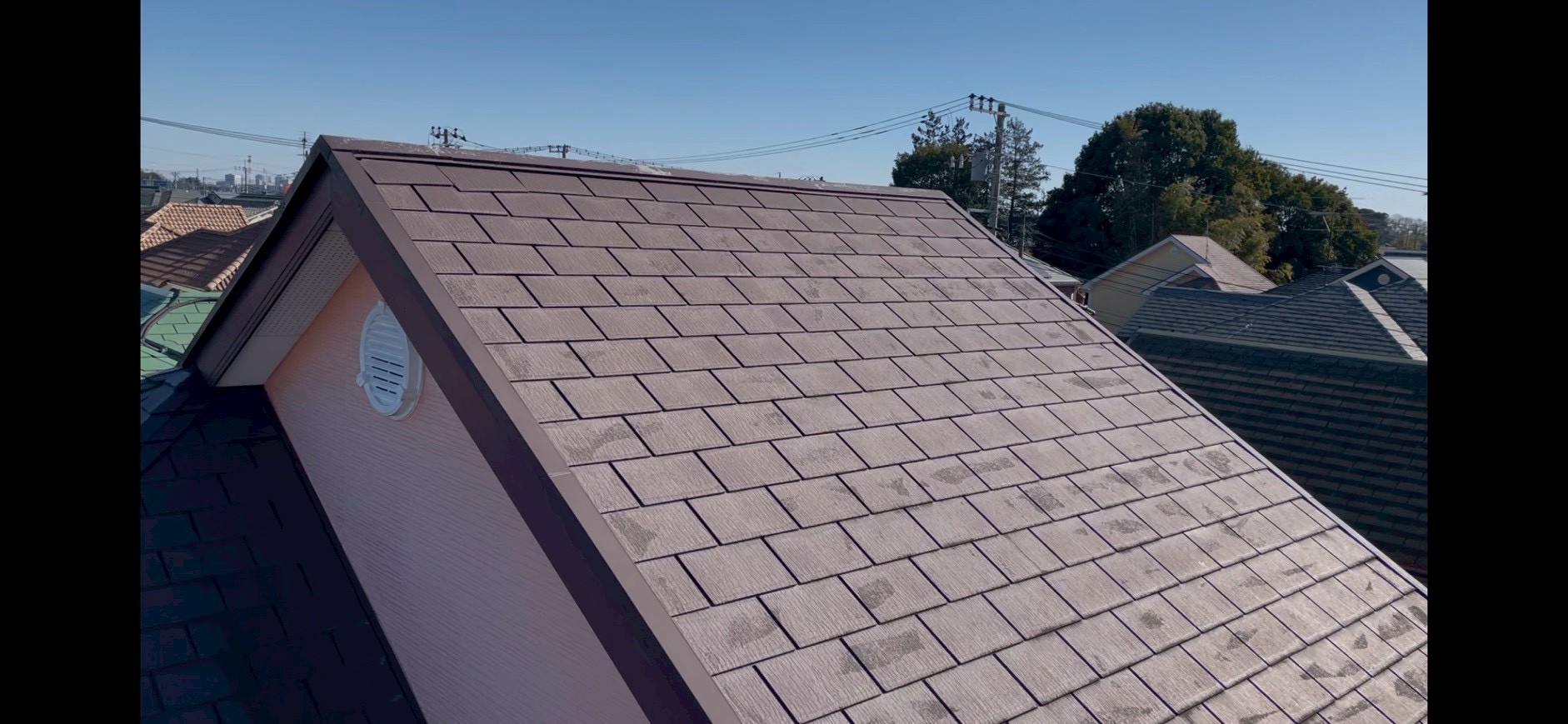 赤みがかったスレート屋根