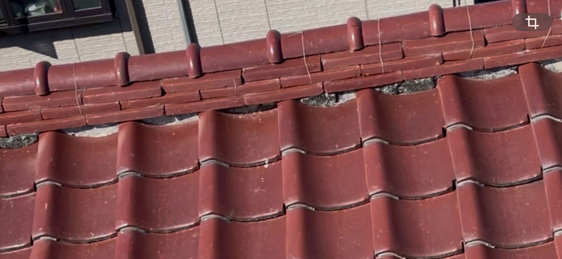 棟部分の漆喰剥がれを近くで見た状態