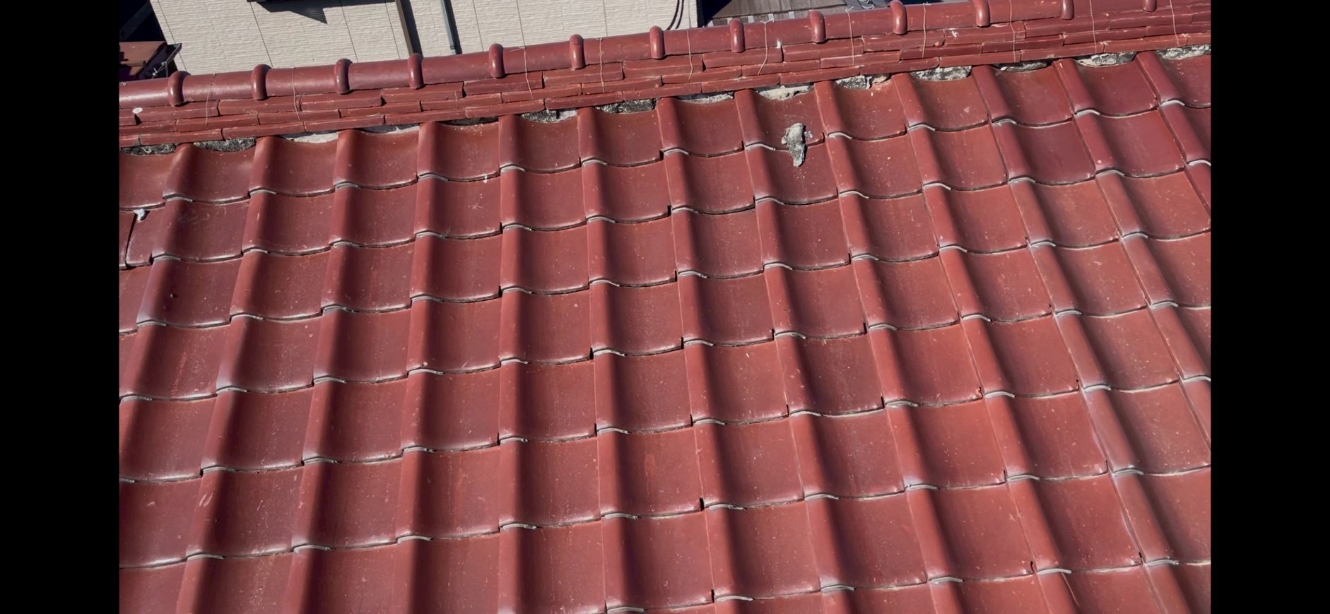 棟部分の漆喰がポロポロと剥がれ落ちている