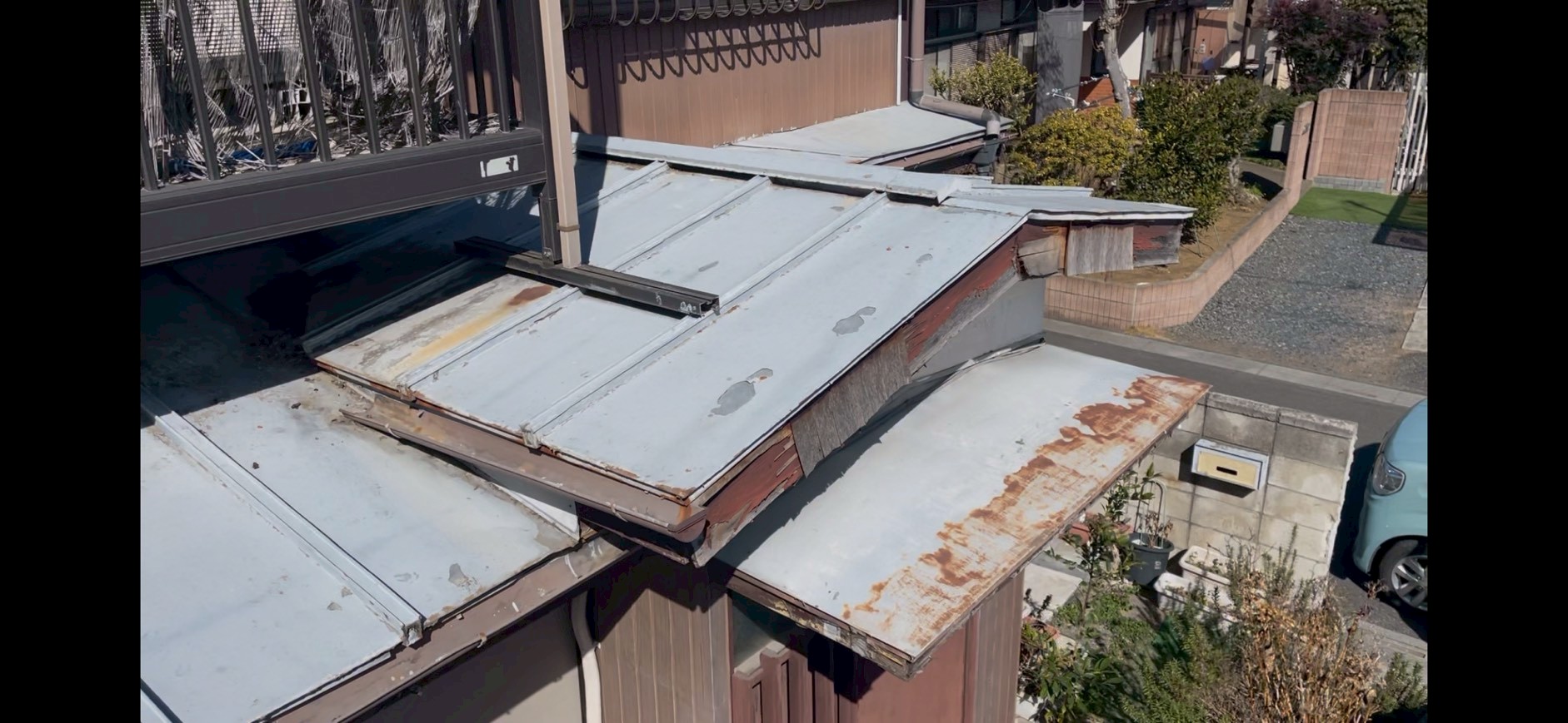 下屋のサビた金属屋根