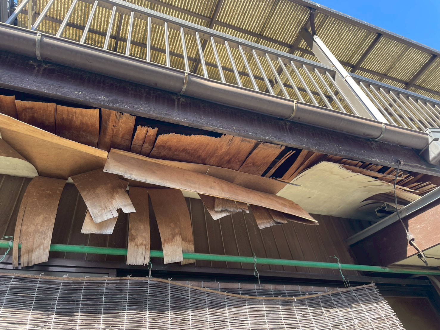 軒天が腐食して剥がれ落ちている