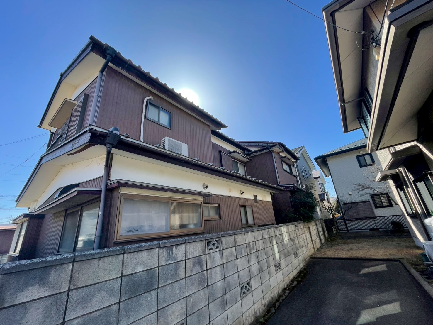 伊奈町にて雨漏り発生、トタン外壁の剥がれと玄関ドアのサビを点検！