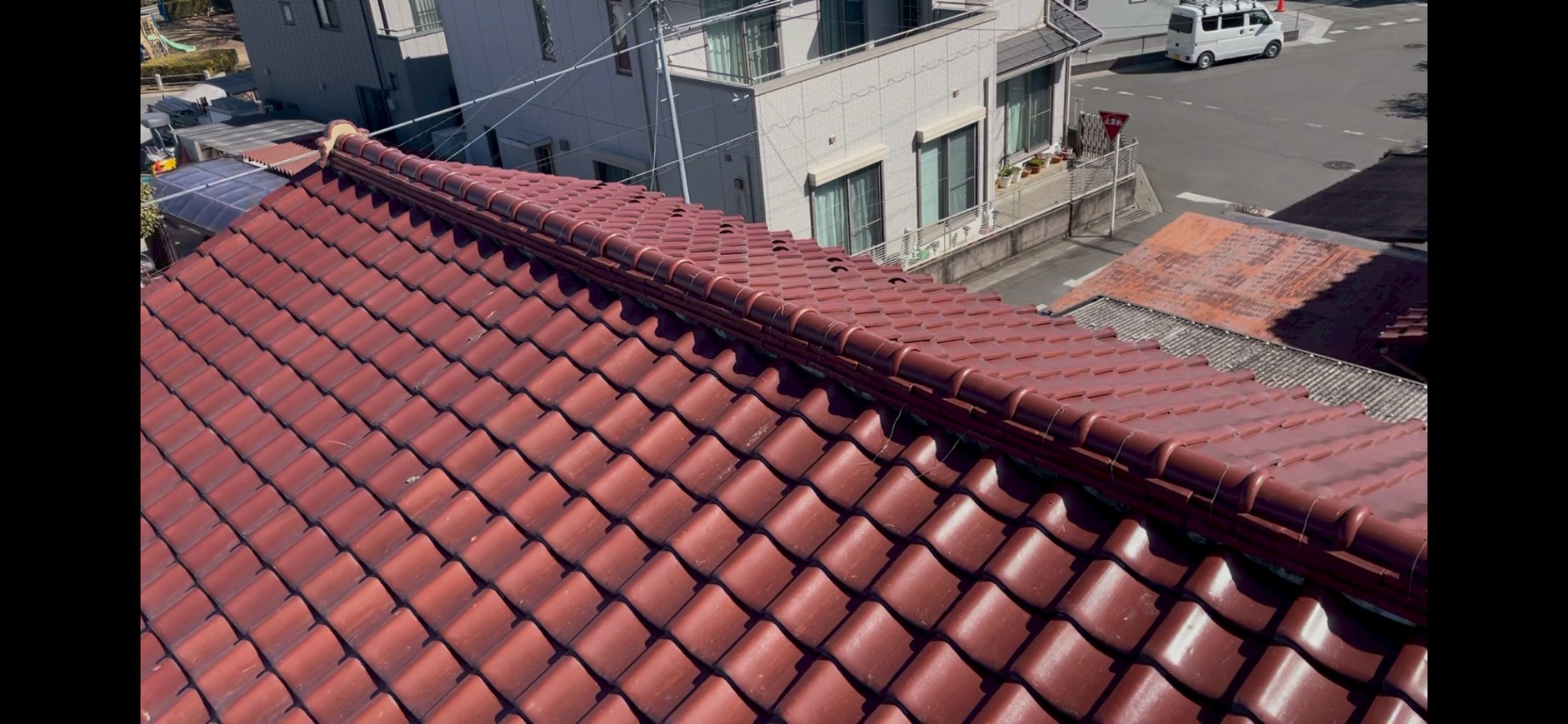 赤い瓦屋根を上から見下ろした状態