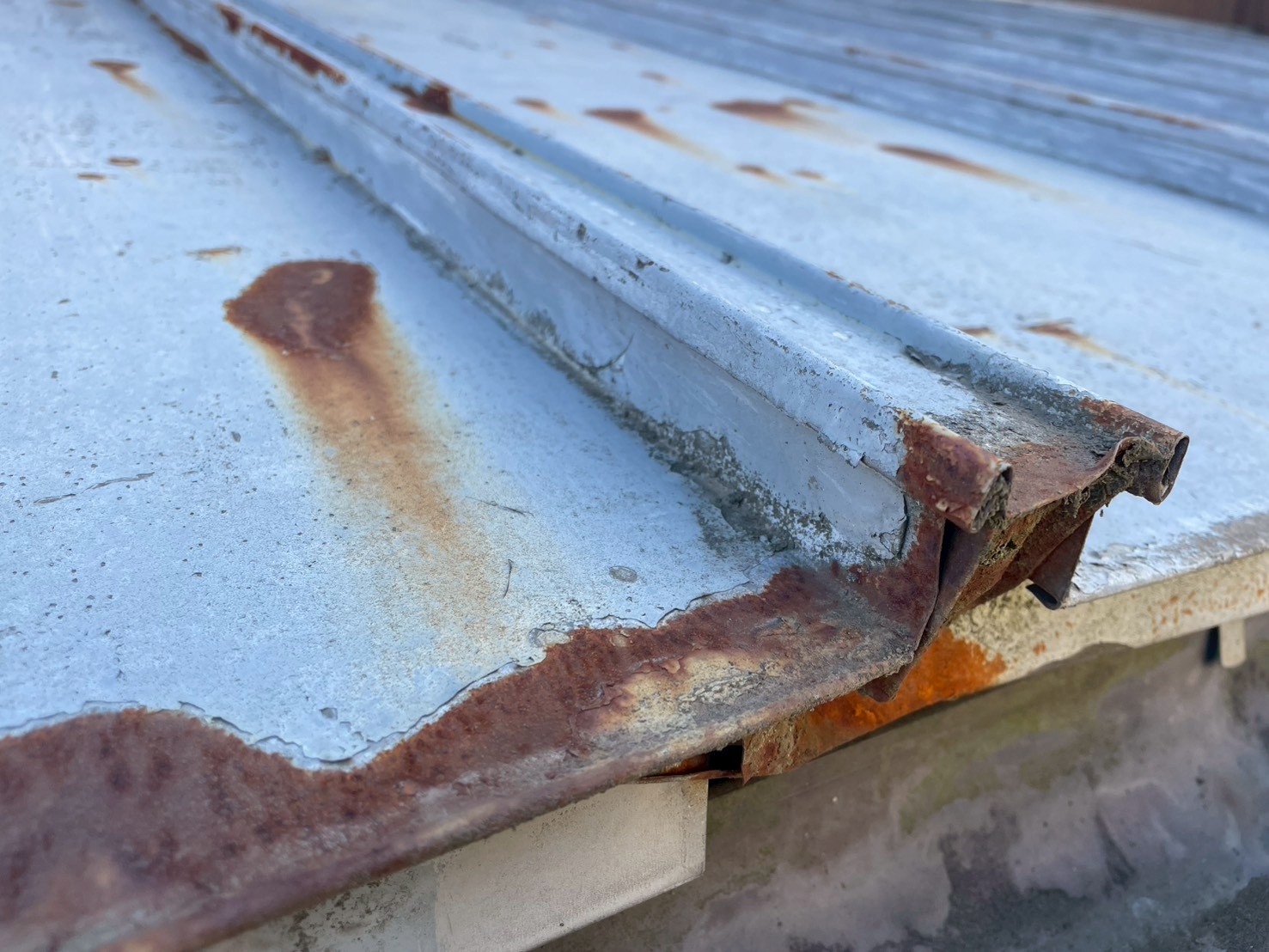 サビが発生し、劣化が進んでいる金属屋根