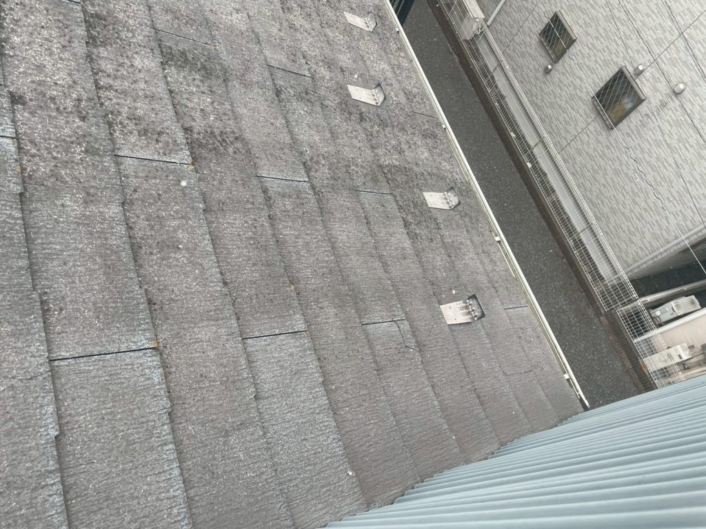 汚れが広がる屋根面
