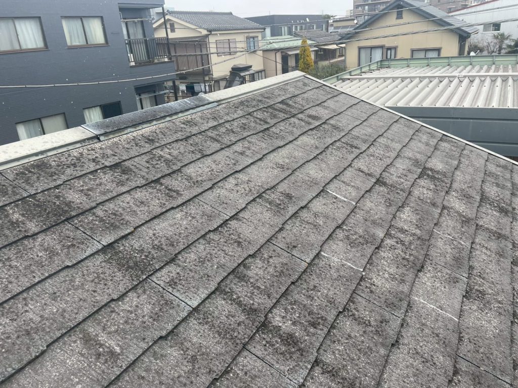 広範囲に色あせた屋根