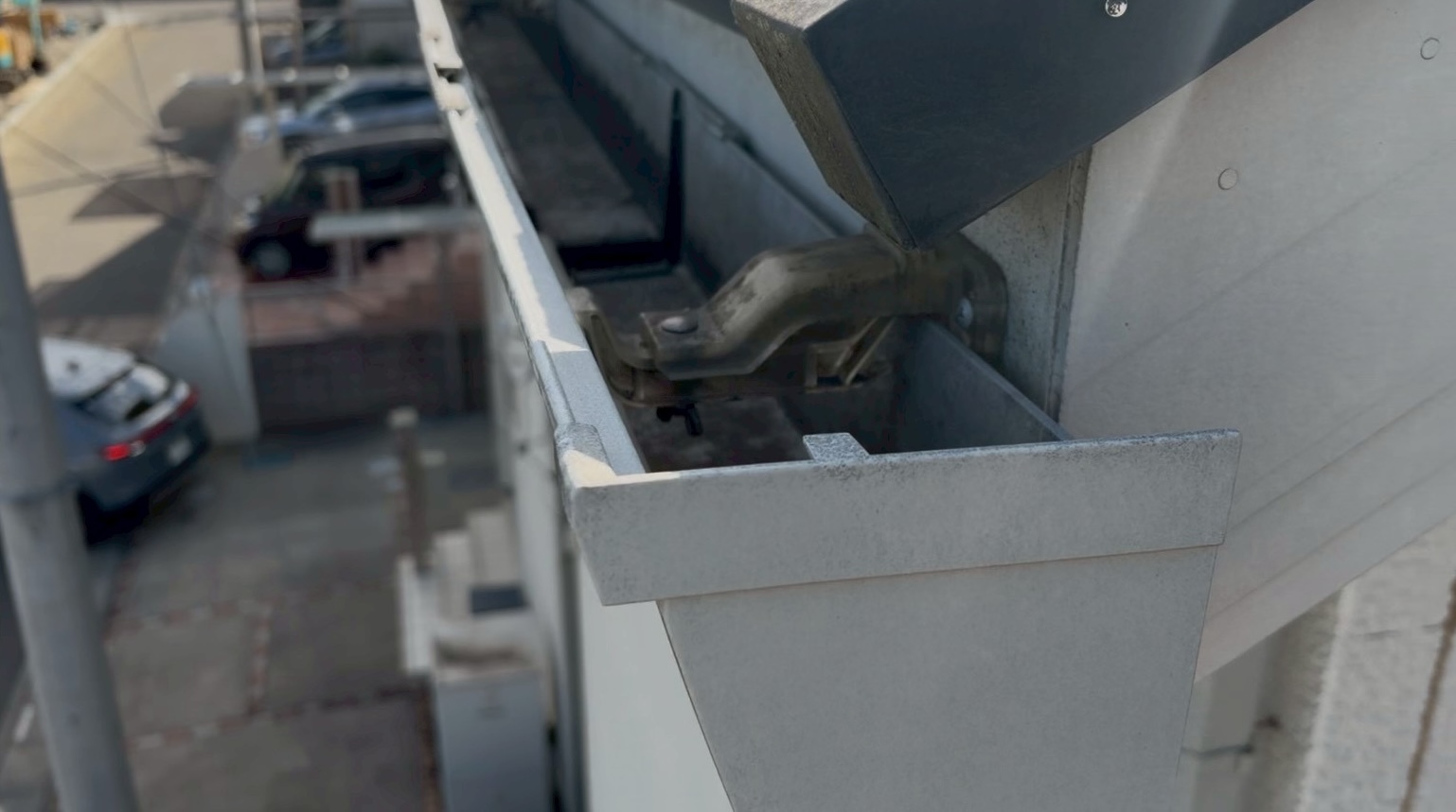 詰まりのない白色の軒樋