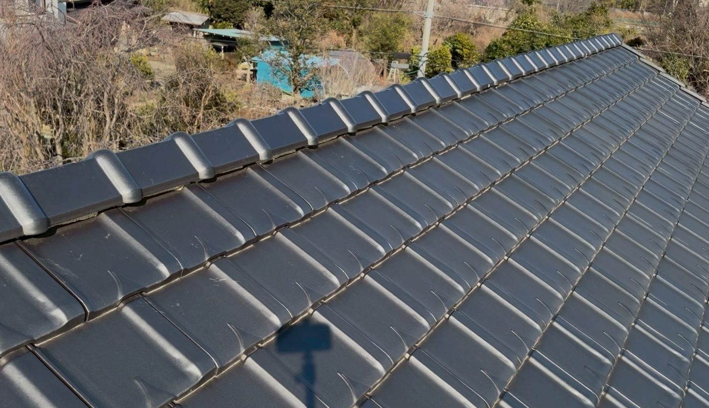 棟瓦の状態を確認中