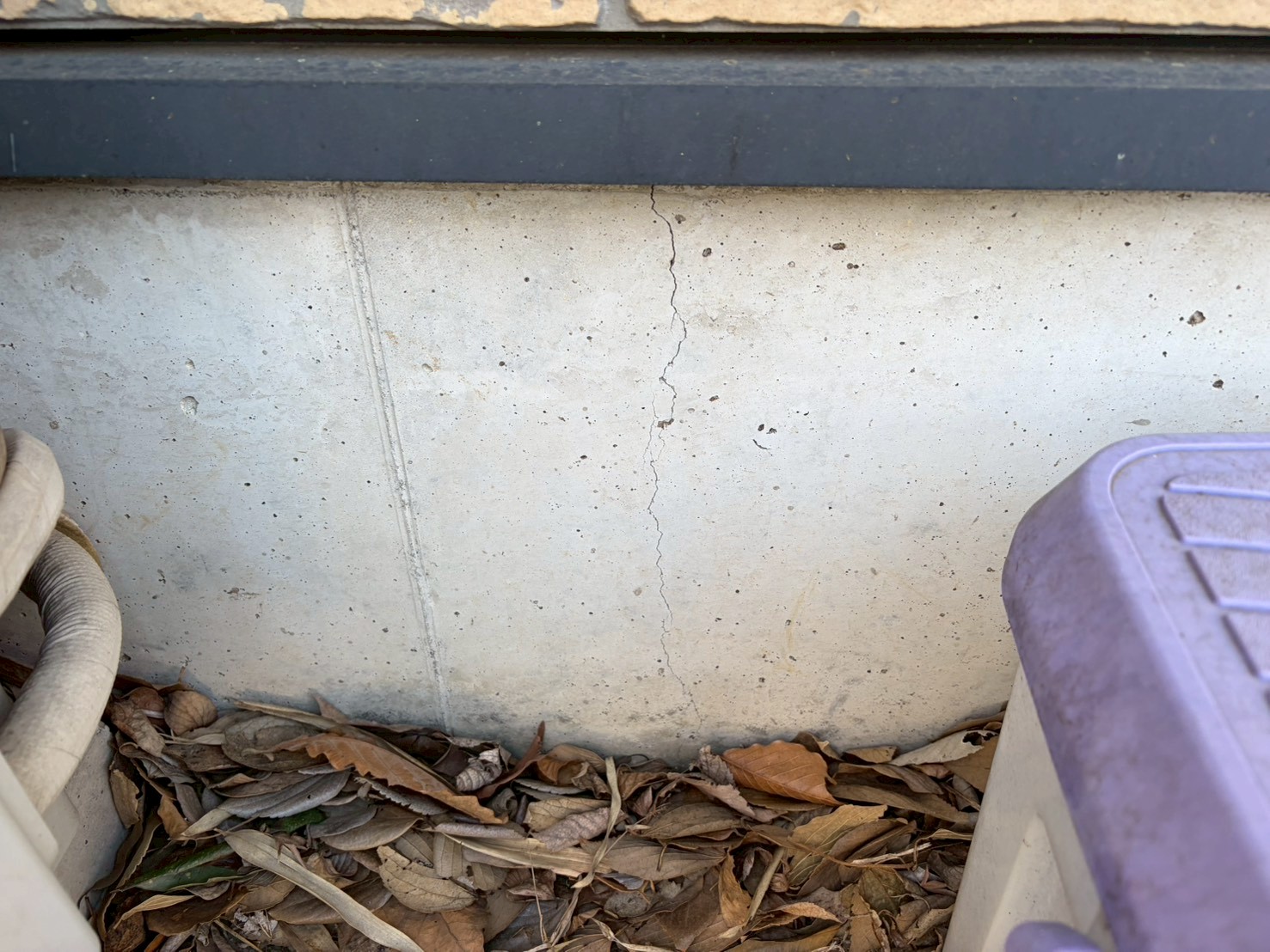 縦方向に入っている建物基礎のヘアークラック