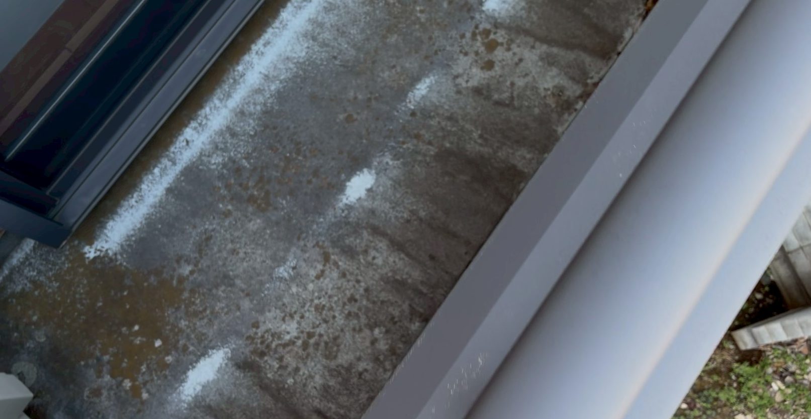 【さいたま市緑区】見落としがちなバルコニーの苔や基礎のクラック。お住まい全体をくまなく点検