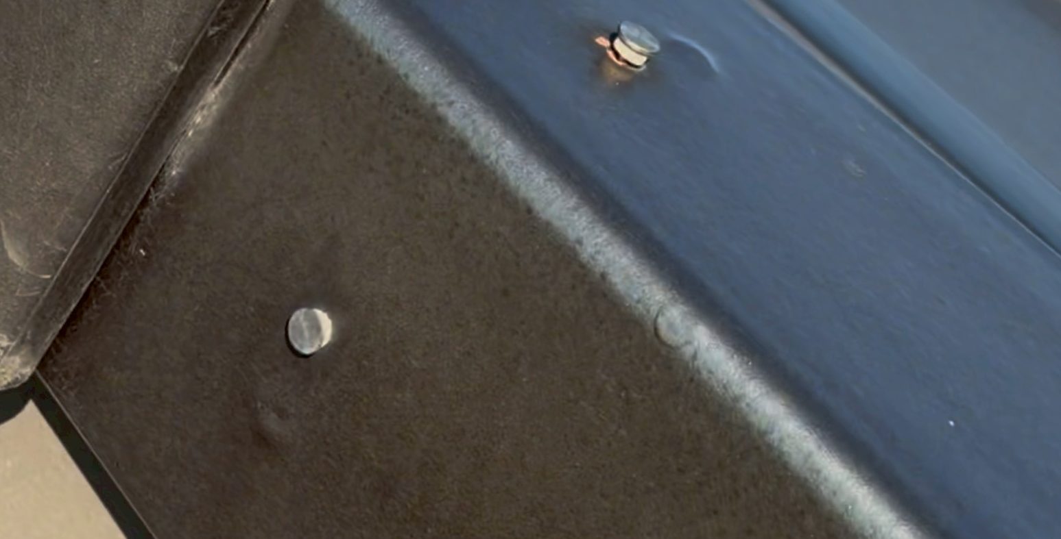 ケラバの屋根材に釘の浮きが見られる