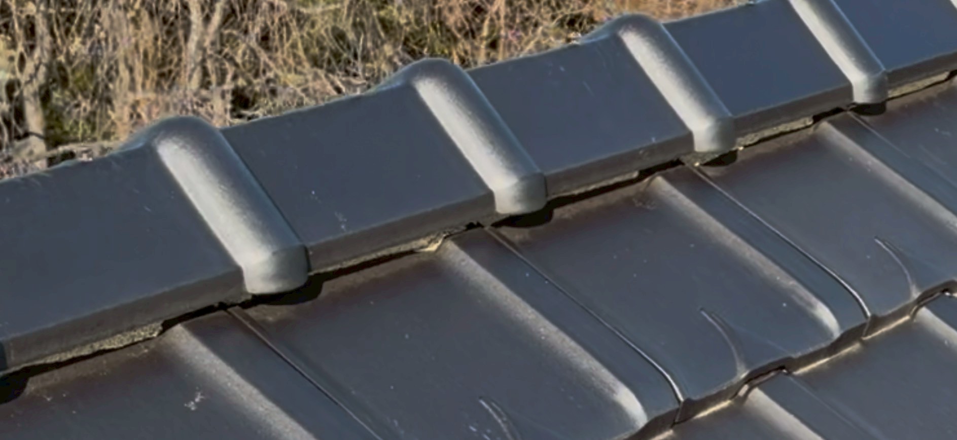 棟瓦の下に詰めてある漆喰が崩れている