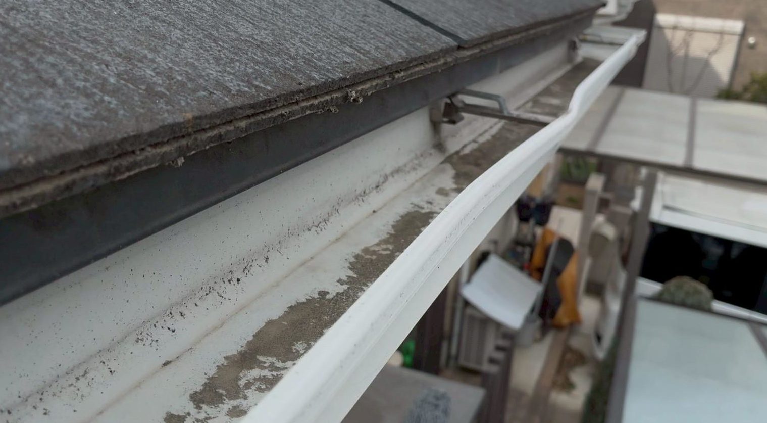 軒樋の変形を上から覗き込んだ