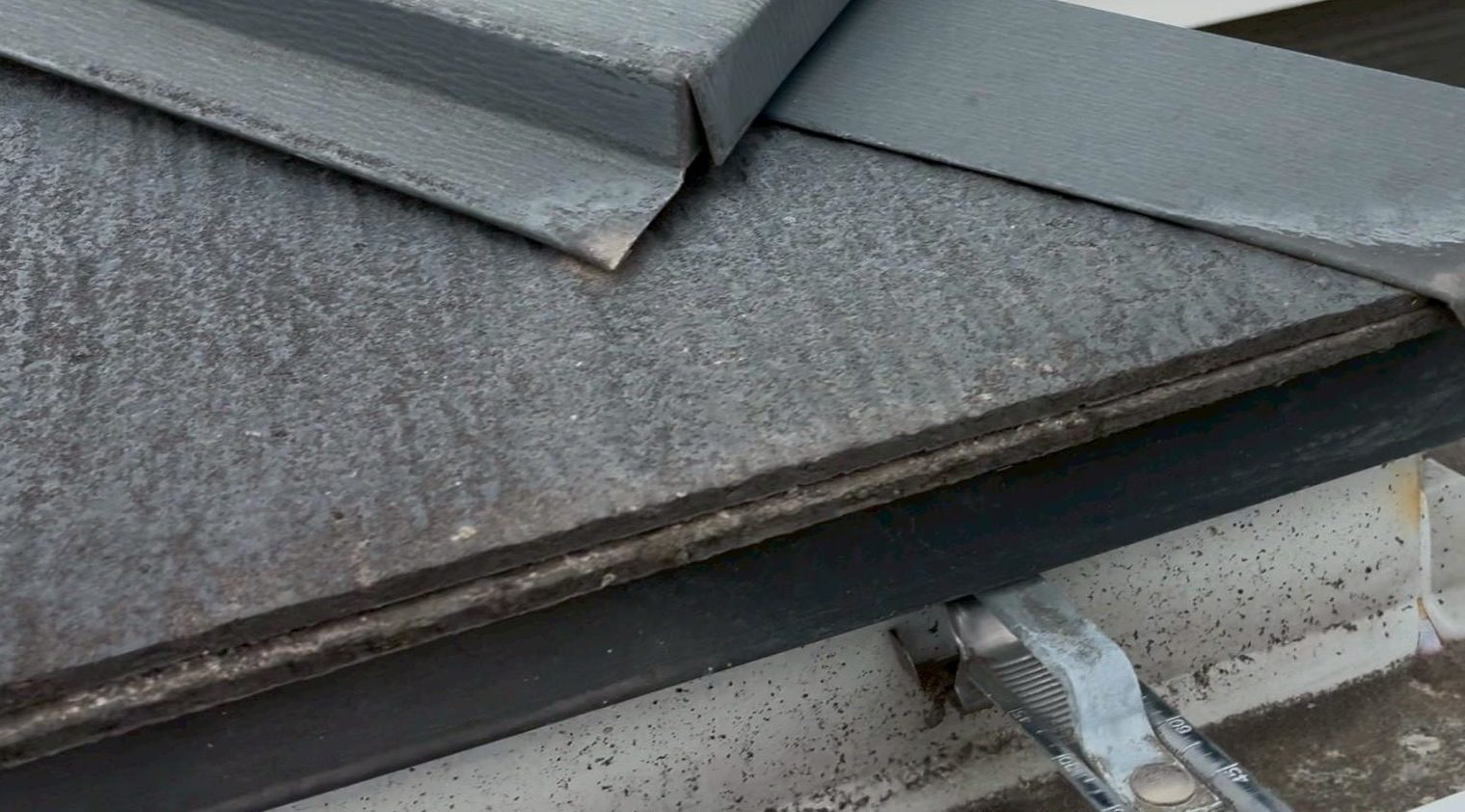 軒先の色褪せが進行しているスレート屋根