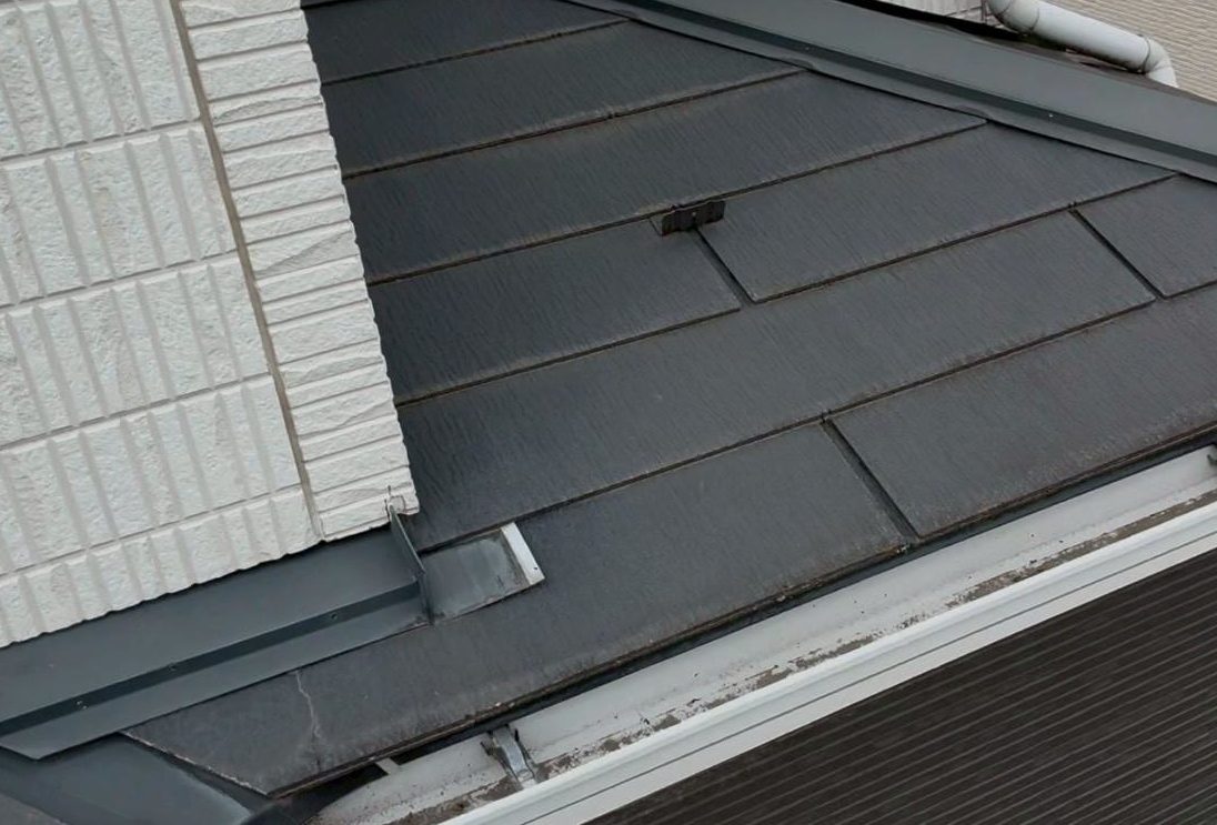 軒先にひび割れが発生しているスレート屋根