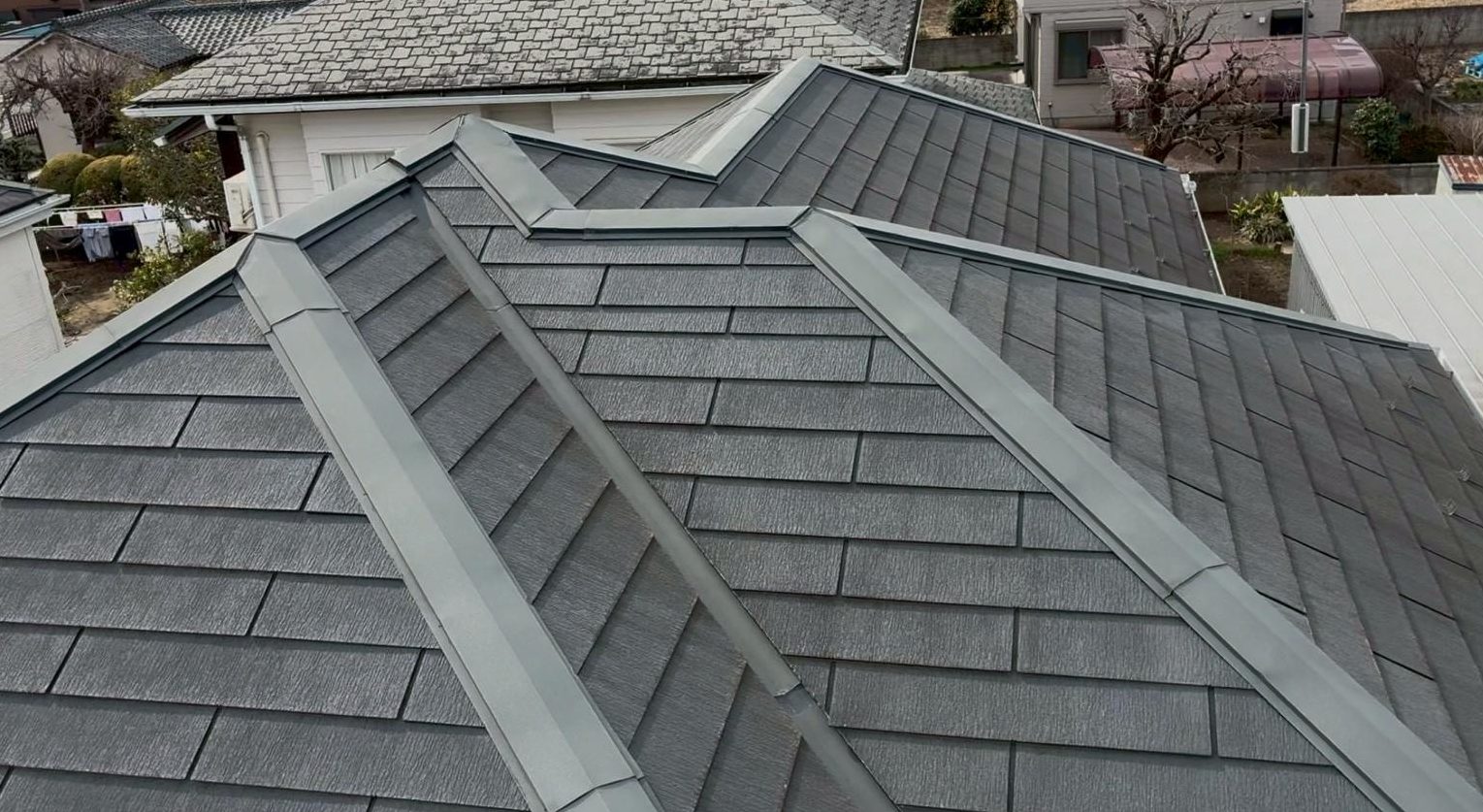 さいたま市西区のお宅でスレート屋根の色褪せとひび割れ、棟板金の釘浮きを発見