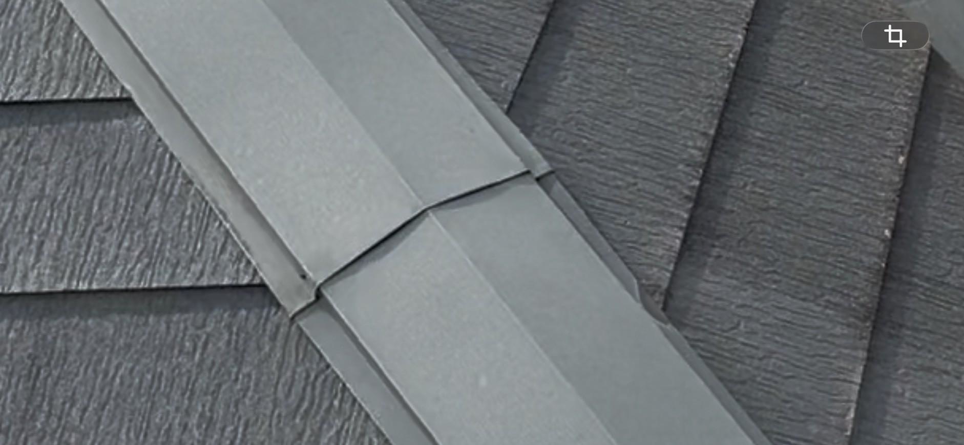 板金の継ぎ目の固定が緩んで浮いている