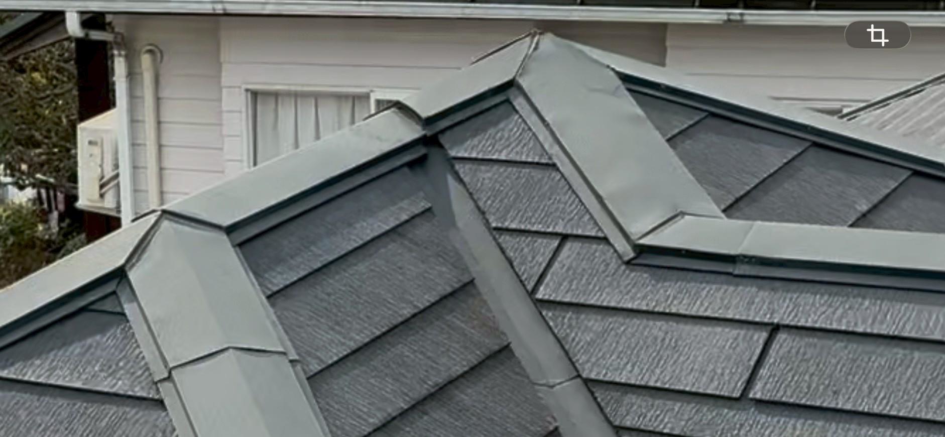 棟板金に浮きが発生している