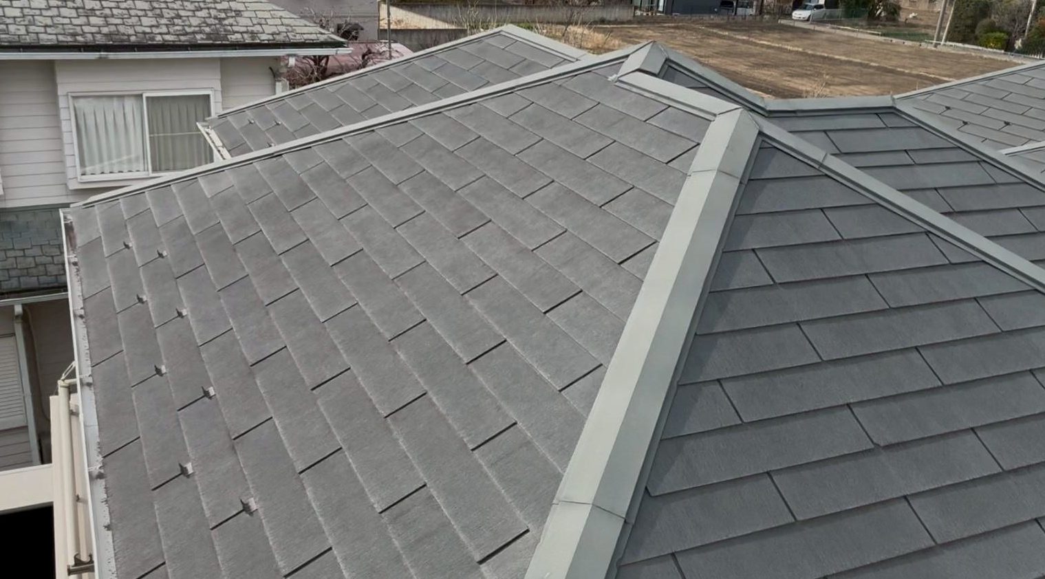 光が当たり色褪せがはっきり分かるスレート屋根