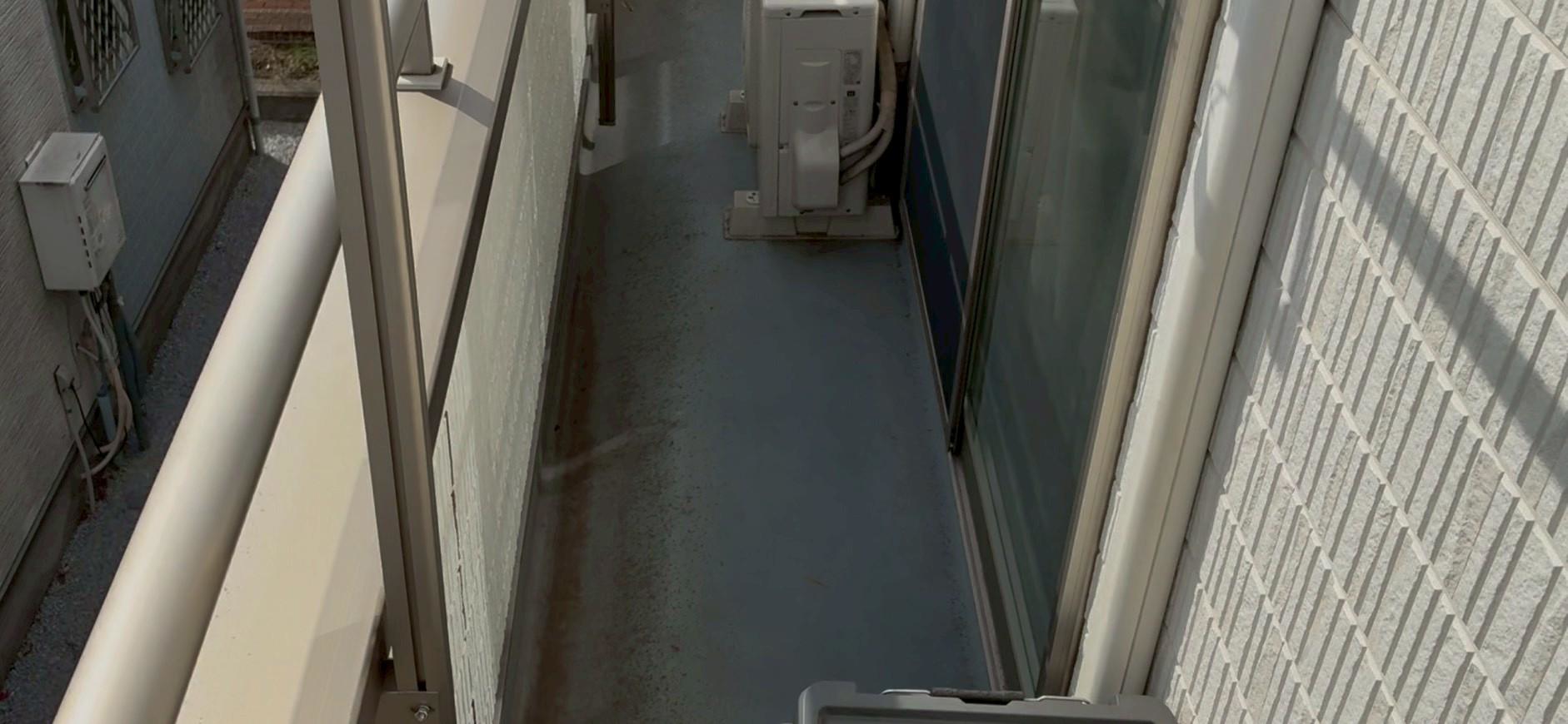 よくみると溝周辺に黒い汚れが付着