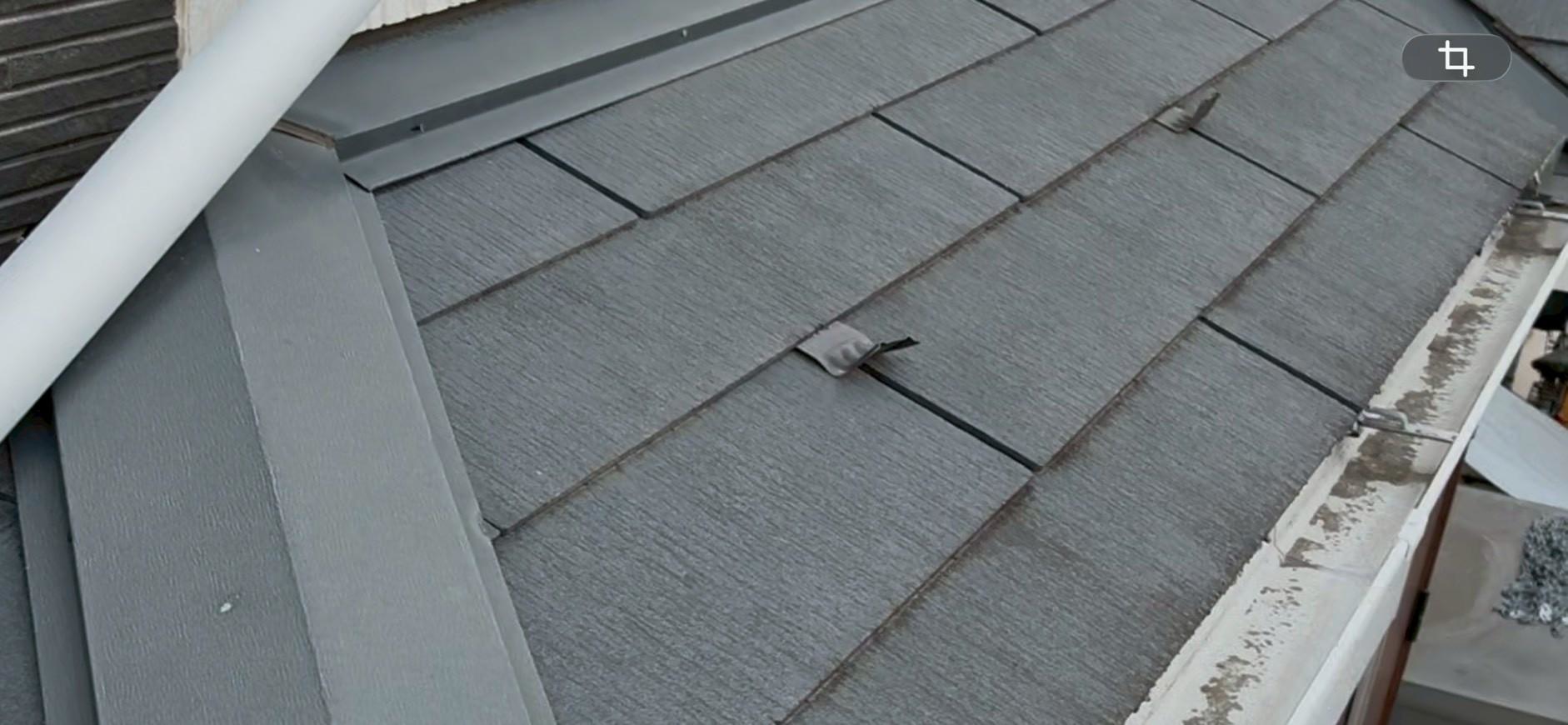 雪止金具が変形しているスレート屋根